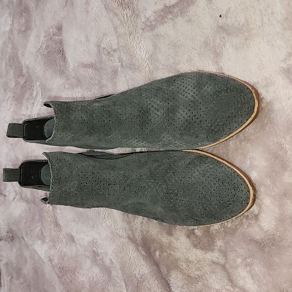 Dolce Vita Shoes - DOLCE VITA Kaidie perforated gray suede ankle booties 7.5